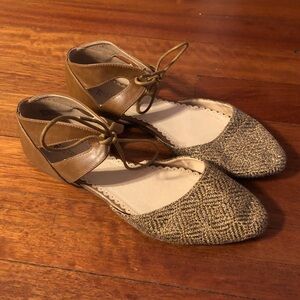 ModCloth Restricted Women’s Size 12 Tweed Lace-Up Pointed-Toe Flats